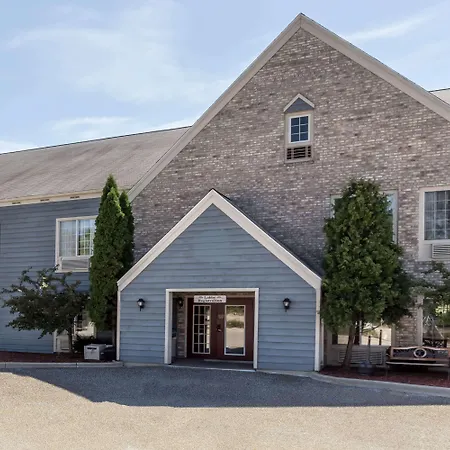 Baymont By Wyndham Mequon Milwaukee Area Hotel
